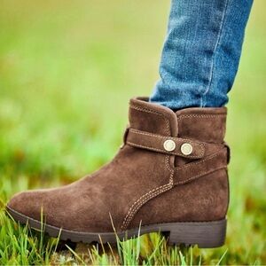 NWOT Ariat Waterproof Charlie Bootie in Chocolate Suede size 9.5